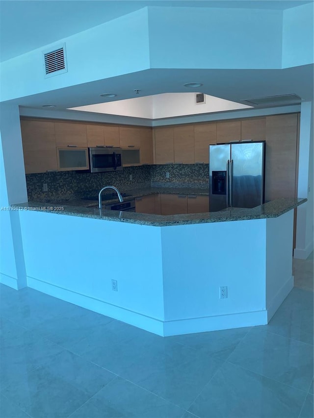 14951 Royal Oaks Ln Unit 806, North Miami, FL 33181 - kitchen with decorative backsplash, visible vents, modern cabinets, dark stone counters, and stainless steel appliances