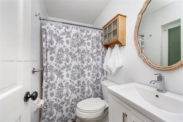 18525 SW 90th Ct, Cutler Bay, FL 33157 - bathroom with vanity, toilet, and a shower with shower curtain