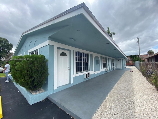 view of front facade with stucco siding and fence