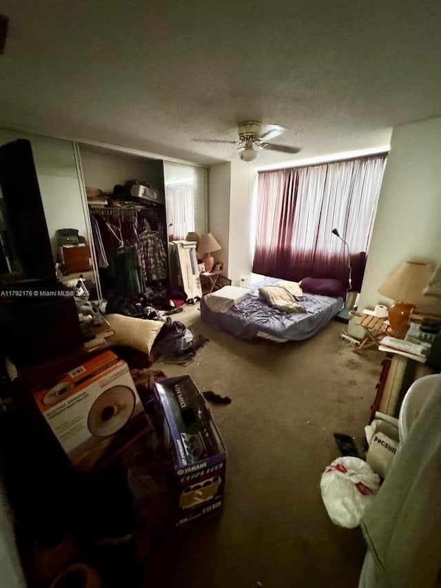 carpeted living room featuring a ceiling fan