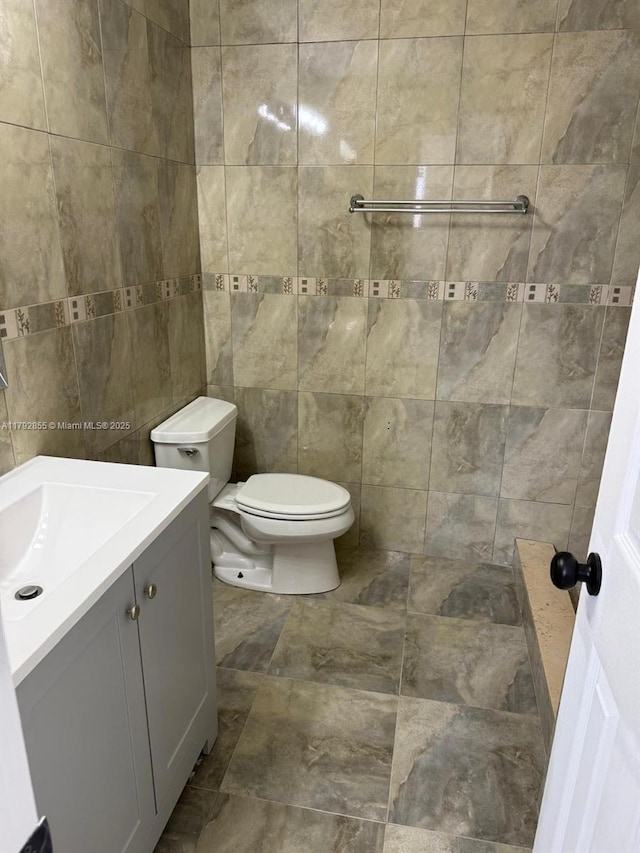 2291 W 53rd Pl Unit 2291, Hialeah, FL 33016 - bathroom with toilet, tile walls, tiled shower, and vanity