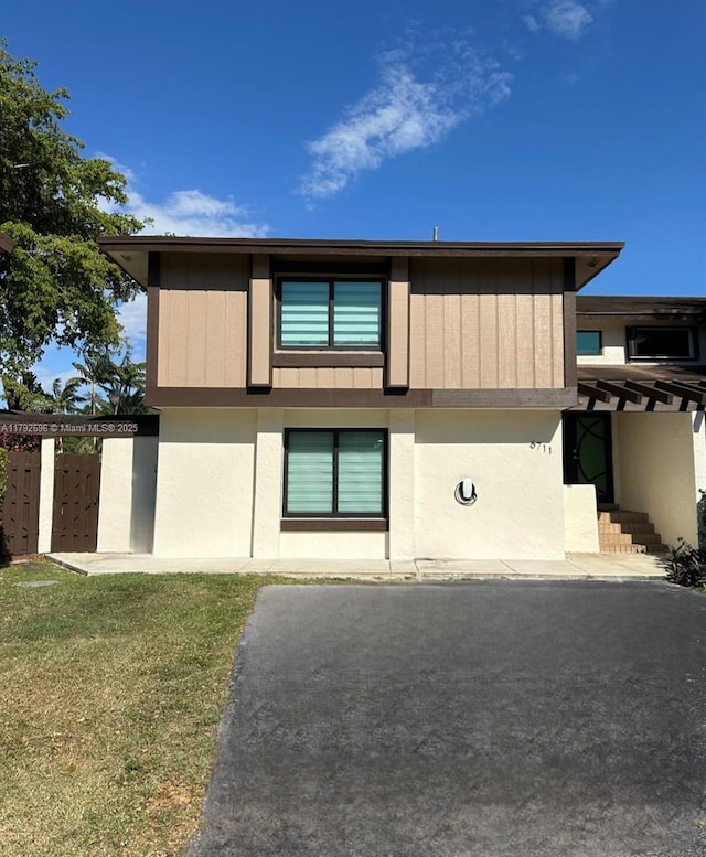 6711 SW 127th Pl, Miami, FL 33183 - view of front of house featuring fence