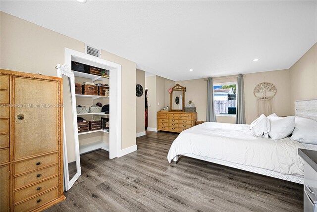 bedroom featuring visible vents, recessed lighting, baseboards, and wood finished floors