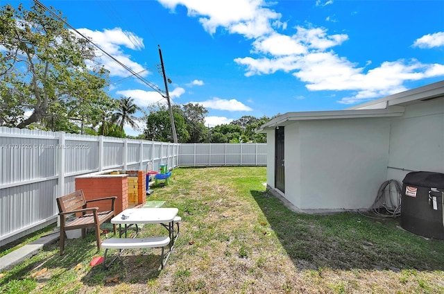 1595 NE 174th St, North Miami Beach, FL 33162 - view of yard