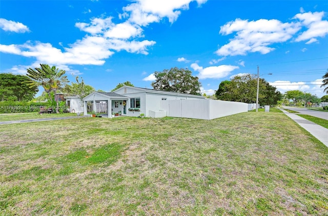manufactured / mobile home with fence and a front lawn