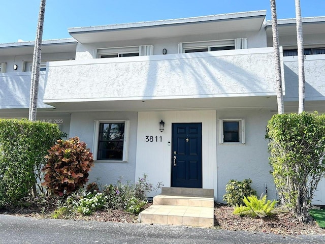 view of front of property featuring stucco siding