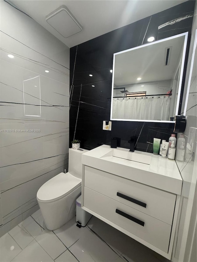 14712 SW 84th Ter, Miami, FL 33193 - bathroom featuring a shower with curtain, vanity, toilet, marble finish floor, and recessed lighting