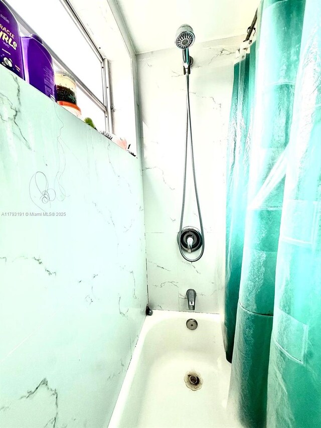 1401 NE 191st St Unit D201, Miami, FL 33179 - full bath featuring shower / tub combo with curtain