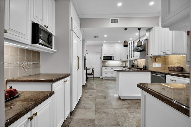 kitchen featuring visible vents, crown molding, white cabinets, backsplash, and stainless steel appliances