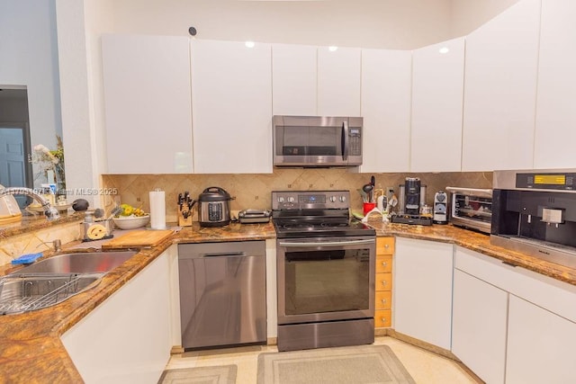 1558 Sunset Way, Weston, FL 33327 - kitchen with stainless steel appliances, white cabinetry, a sink, and tasteful backsplash