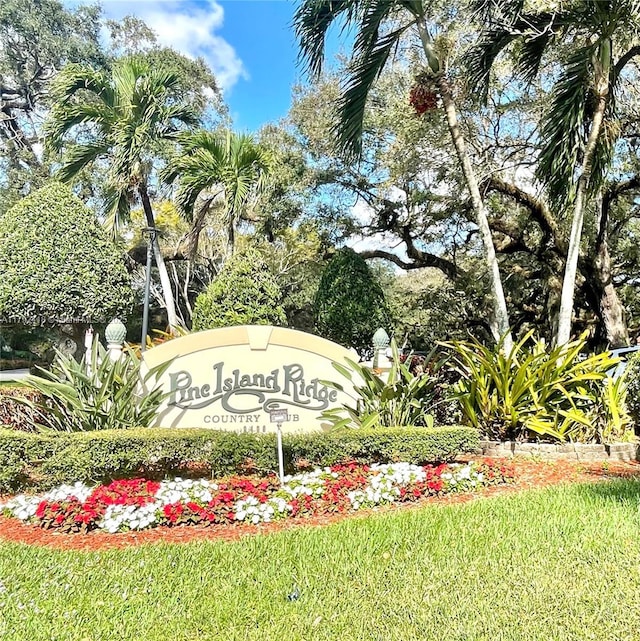 community sign with a yard