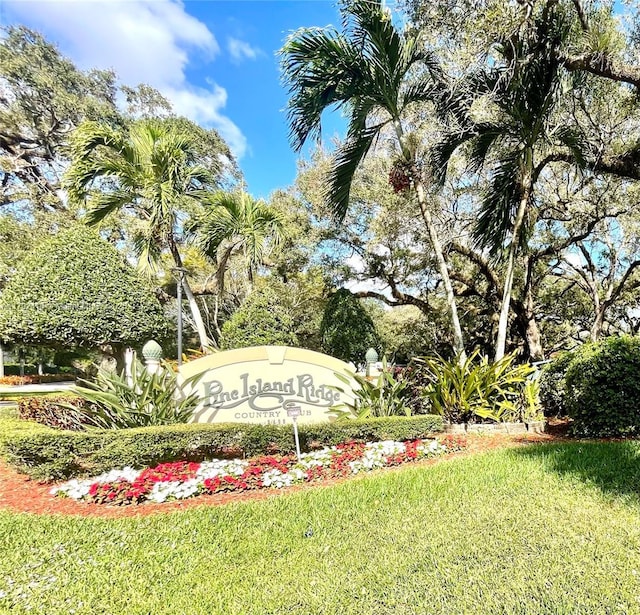 community sign with a yard
