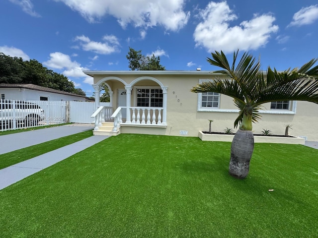 view of front of house featuring fence, stucco siding, a porch, and a front yard