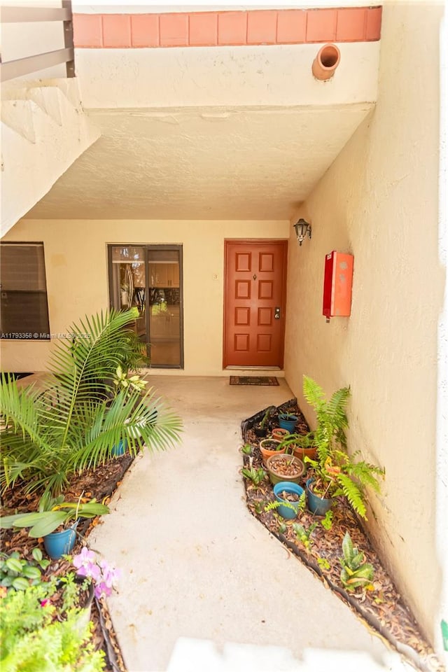 entrance to property with stucco siding