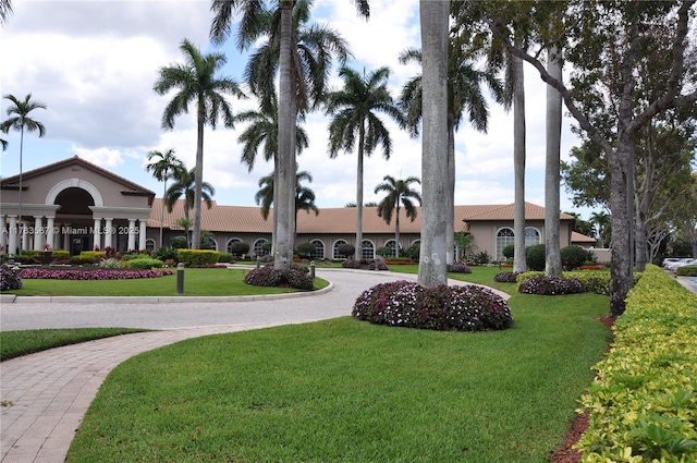 view of home's community featuring a lawn