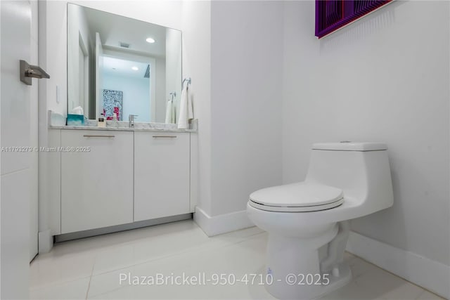 950 Brickell Bay Dr Unit 4710, Miami, FL 33131 - bathroom featuring baseboards, toilet, vanity, and recessed lighting
