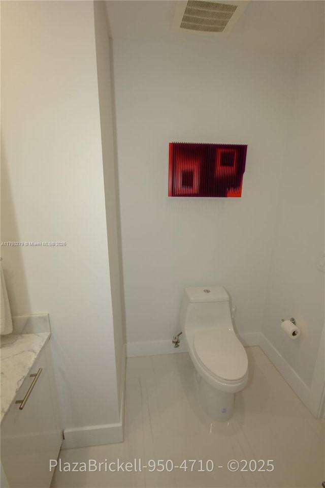 950 Brickell Bay Dr Unit 4710, Miami, FL 33131 - bathroom featuring toilet, baseboards, visible vents, and vanity