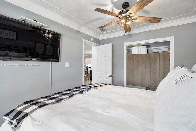 bedroom with ornamental molding, a closet, and ceiling fan