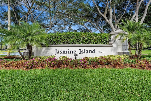 community sign featuring a yard