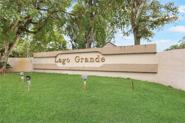 community sign with a lawn