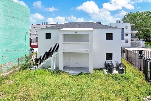 1814 NW 2nd Ct, Miami, FL 33136 - bathroom with a shower, toilet, tile walls, and vanity