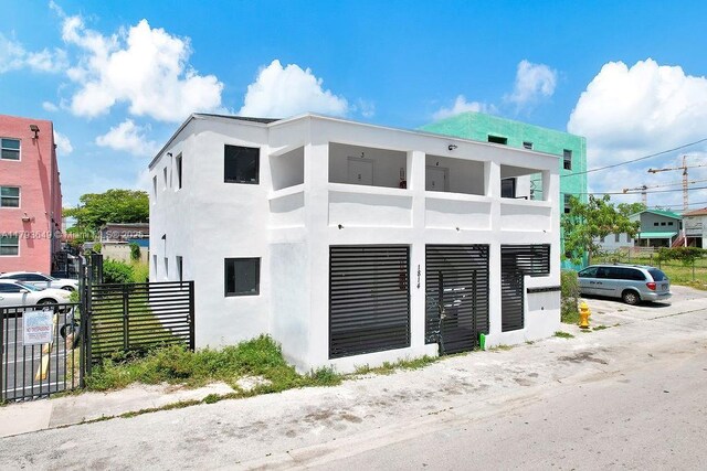 1814 NW 2nd Ct, Miami, FL 33136 - view of front facade with fence and stucco siding