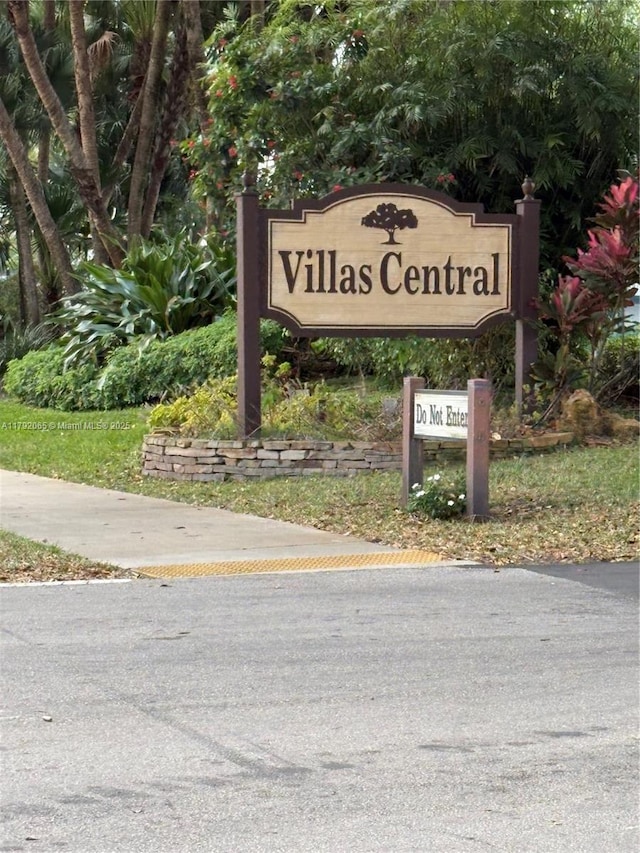 view of community / neighborhood sign
