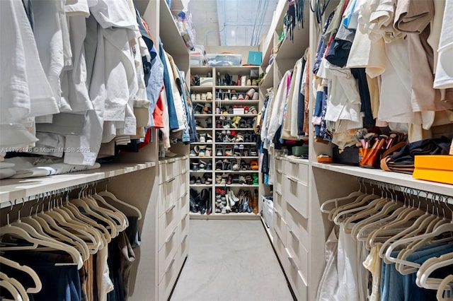 walk in closet featuring carpet flooring