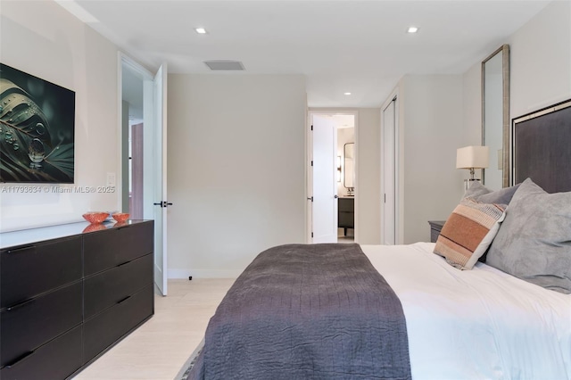 bedroom featuring light wood-style floors, baseboards, recessed lighting, and visible vents