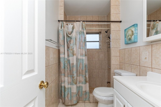 bathroom with a tile shower, toilet, and tile walls