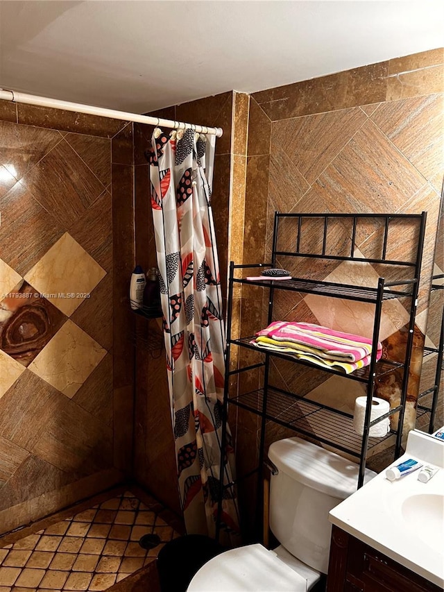 full bath with vanity, toilet, and tiled shower
