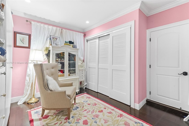 sitting room with recessed lighting, baseboards, ornamental molding, and wood finished floors