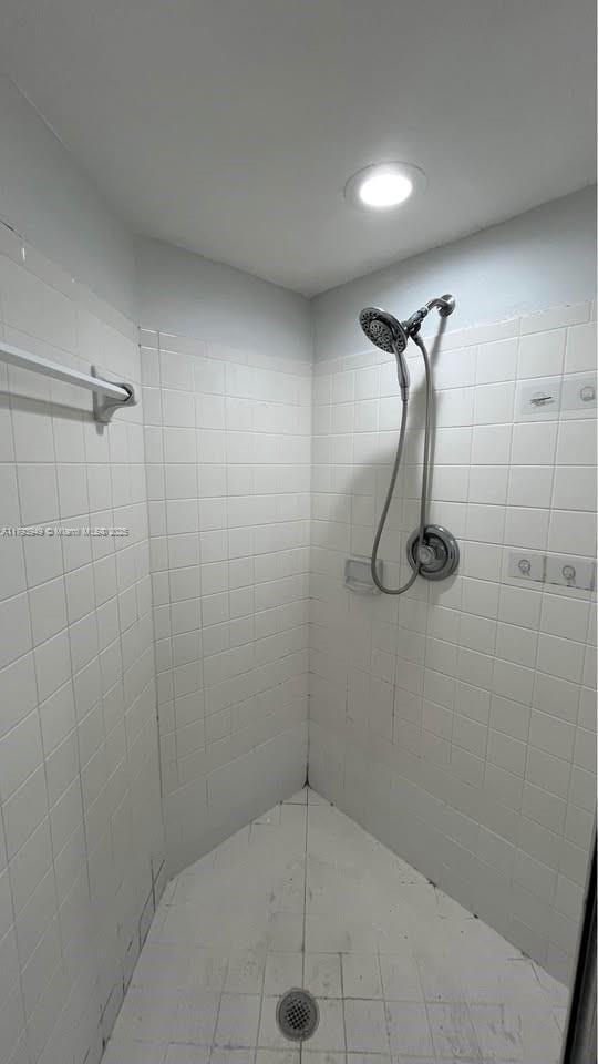 9044 NW 28th Dr Unit 3-202, Coral Springs, FL 33065 - bathroom with a tile shower