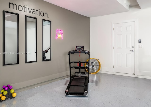 exercise room featuring baseboards