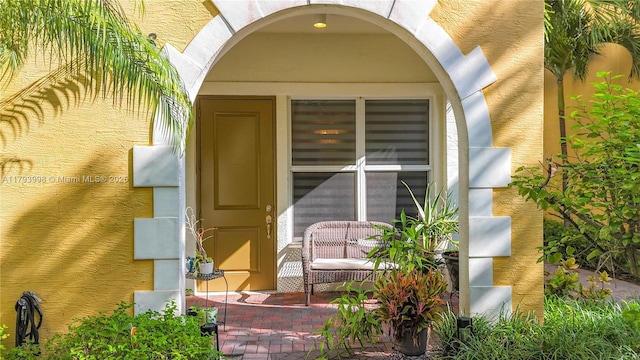 property entrance featuring stucco siding