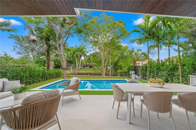 view of pool featuring a patio, outdoor dining space, an outdoor hangout area, and a fenced in pool