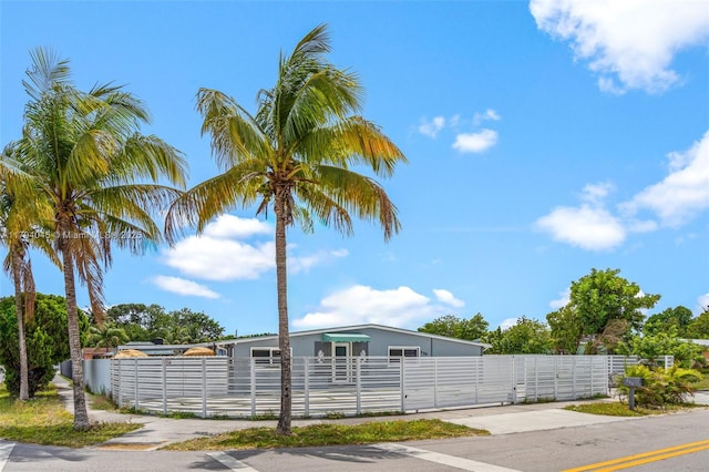 view of front facade featuring a gate and a fenced front yard