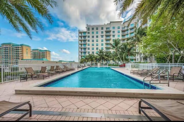 450 N Federal Hwy Unit 102, Boynton Beach, FL 33435 - community pool with a patio area