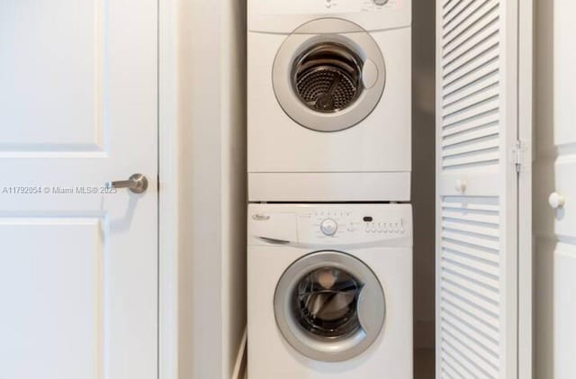 450 N Federal Hwy Unit 102, Boynton Beach, FL 33435 - laundry area with stacked washer and clothes dryer