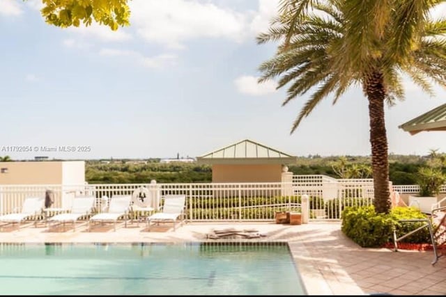 450 N Federal Hwy Unit 102, Boynton Beach, FL 33435 - community pool with a patio and fence