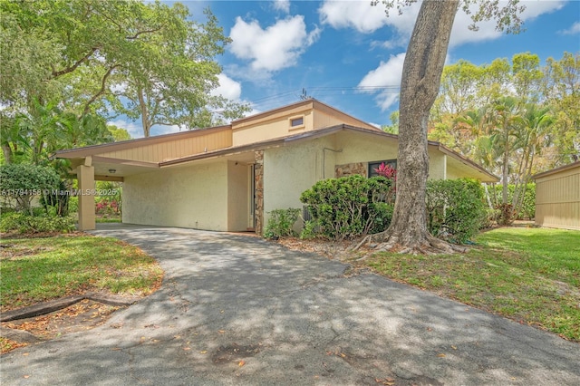 8097 Royal Palm Cir, Tamarac, FL 33321 - view of front of house featuring an attached carport, aphalt driveway, and stucco siding