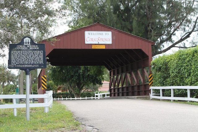 view of home's community with driveway