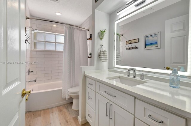 7649 Briar Cliff Cir, Lake Worth, FL 33467 - bathroom with wood finished floors, toilet, vanity, shower / bath combination with curtain, and recessed lighting