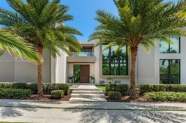 view of exterior entry with stucco siding