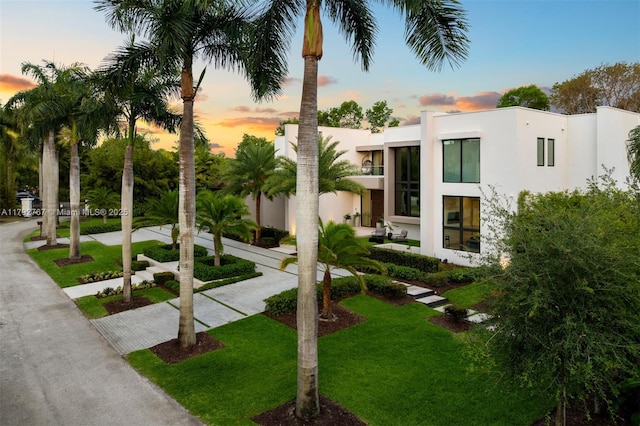 view of home's community featuring a lawn