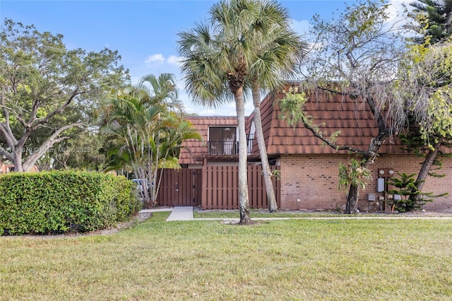 853 SW 118th Ter, Davie, FL 33325 - view of yard with a gate and fence