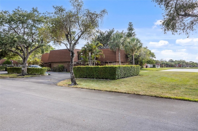 853 SW 118th Ter, Davie, FL 33325 - view of front facade with a front lawn