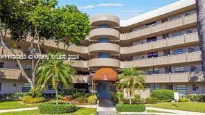 901 Colony Point Cir Unit 217, Pembroke Pines, FL 33026 - living area with a textured ceiling, baseboards, and a chandelier