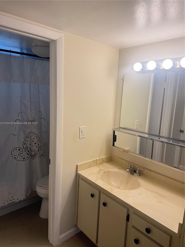 full bathroom featuring toilet, a shower with shower curtain, and vanity