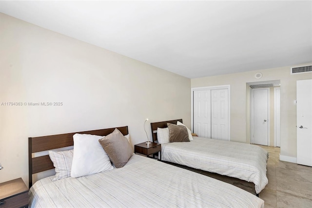bedroom with visible vents, baseboards, and a closet